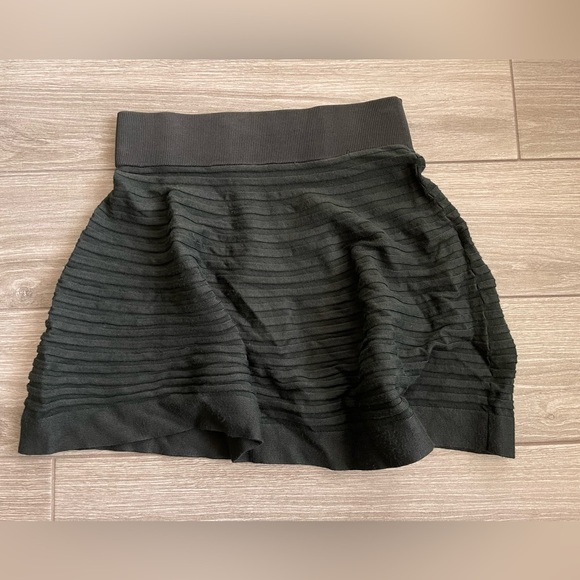 Club Monaco women’s mini skirt deep olive/green and black, size XS••• - Picture 4 of 11